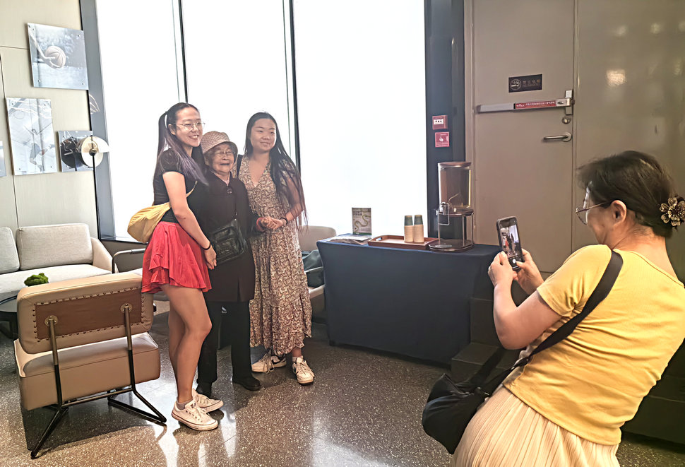 夏天，和回国的外孙女在一起 2024