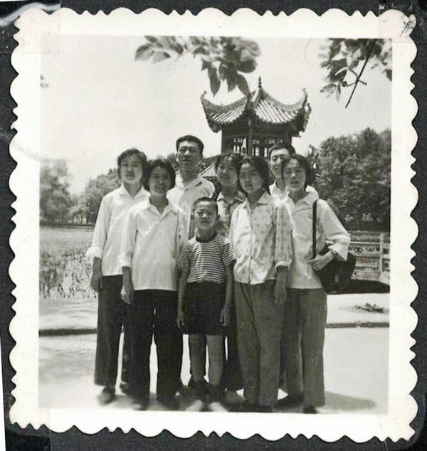 莲花塘公园内的家庭出游 1979