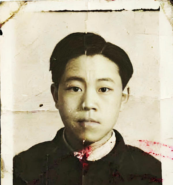 14岁少年，望着镜头外的60年人生1949