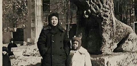 区政府办公楼前的阖家小照 1964