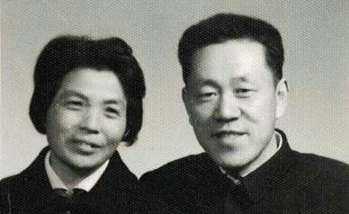 猴年前夕的老伴合影 1980