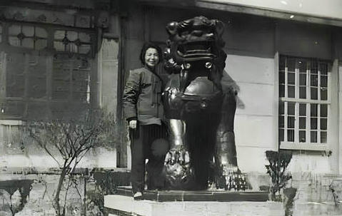 北京的北海公园内 1977