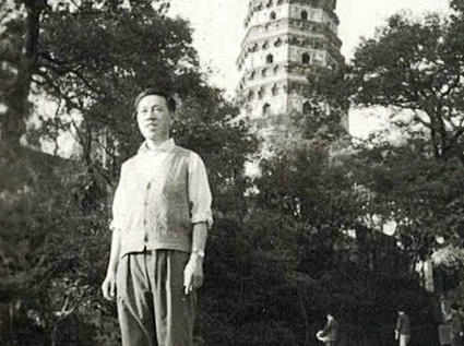 苏州虎丘塔下的老爹 1977