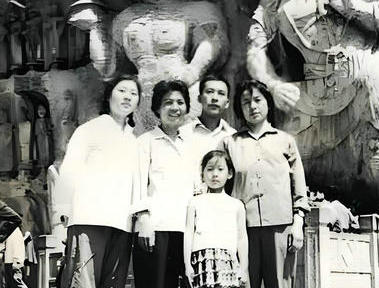 洛阳龙门石窟与二大爷家合影 1975