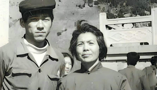 泰山登山合影，和同事小魏 1982