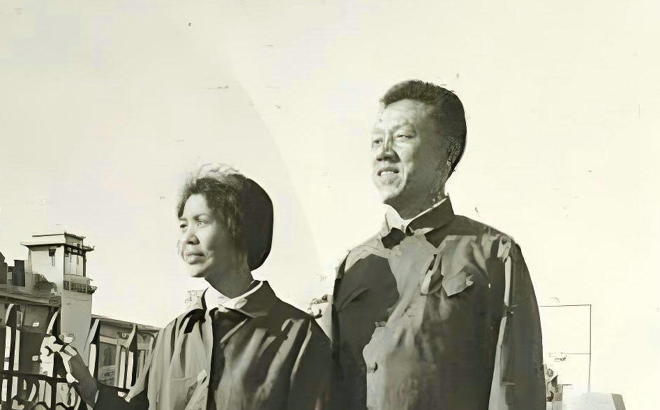 江西南昌八一广场合影 1978