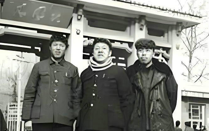 和同事在大明湖西南门 1982