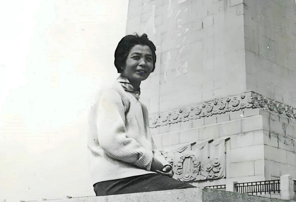 南昌的八一广场纪念碑留影 1978