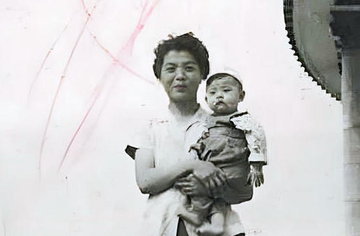 哈尔滨防洪纪念塔抱女儿合影 1962