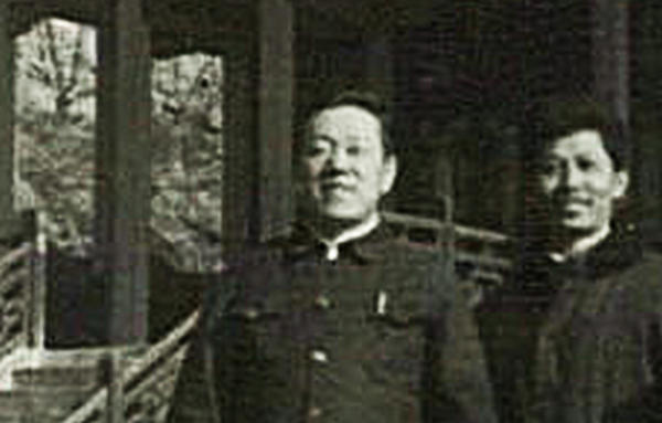 黑虎泉上的虎泉阁合影 1985