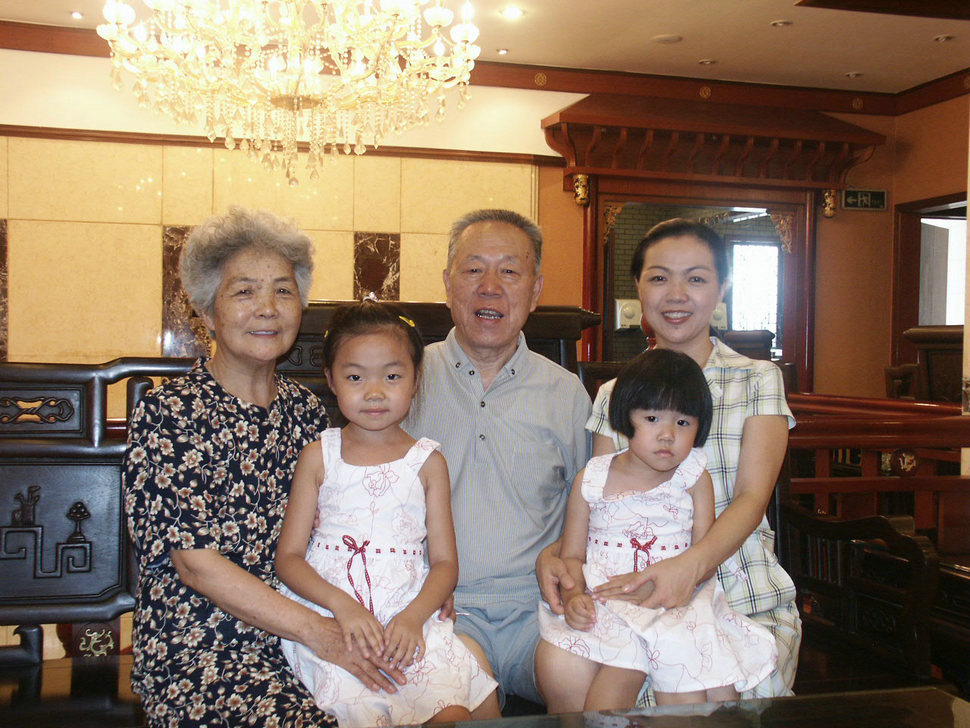 女儿携两个外孙女回国探亲 2005