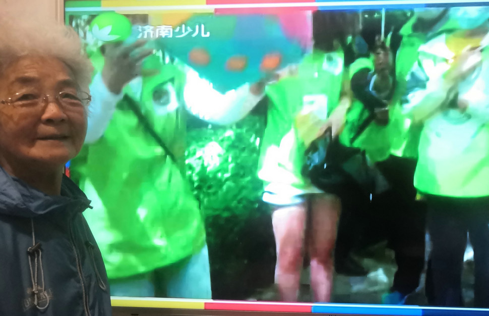 看着电视里报道的儿子身影 2020