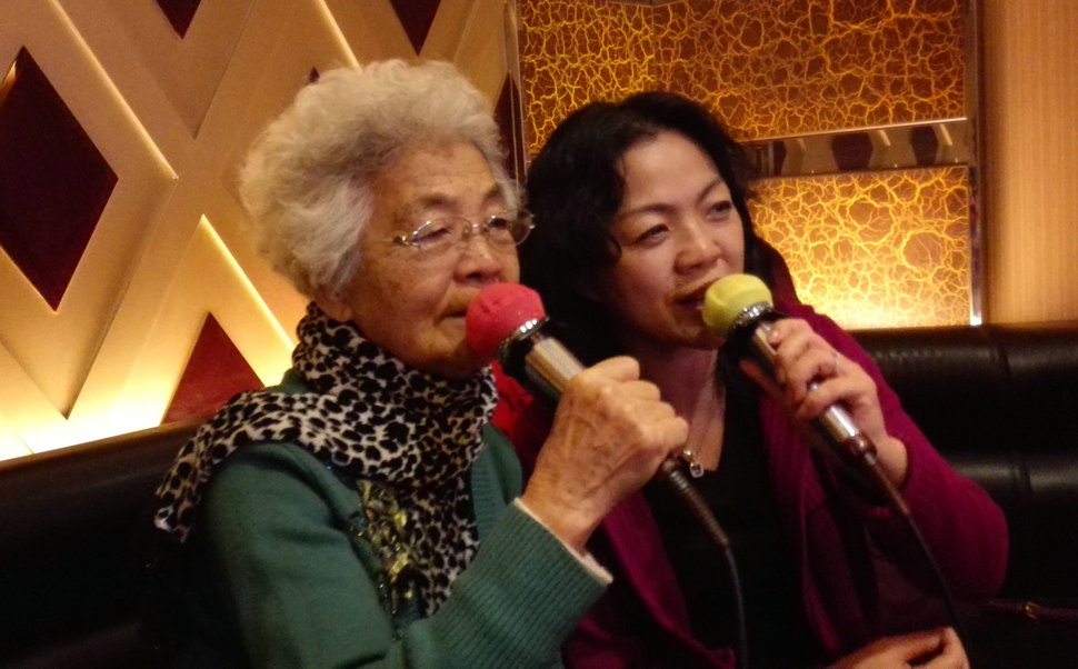 和回国的女儿K歌 2015