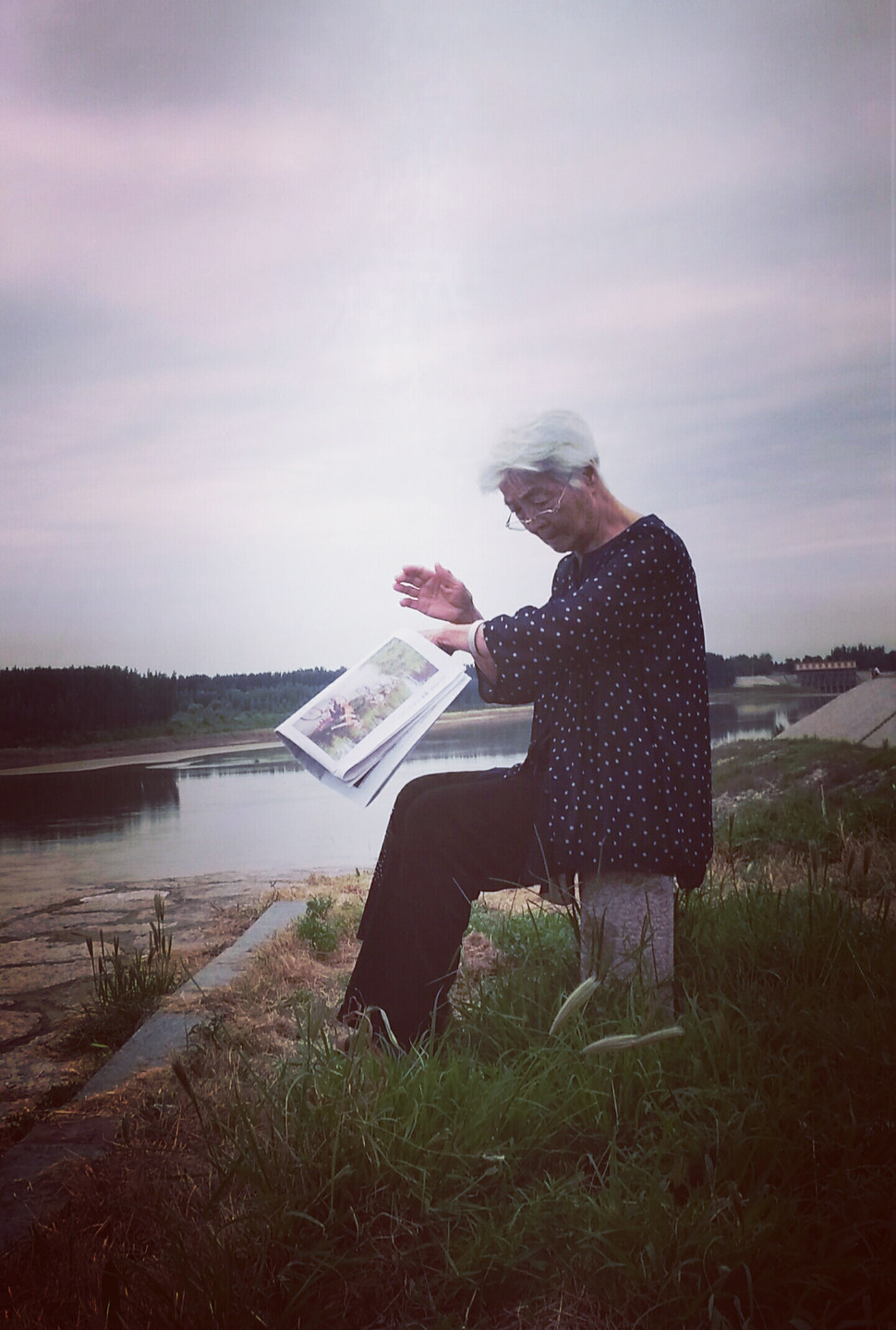 黄河转弯处，看报遛狗拍蚊子 2017