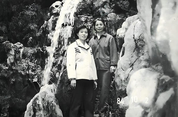 和女儿的公园合影 1984