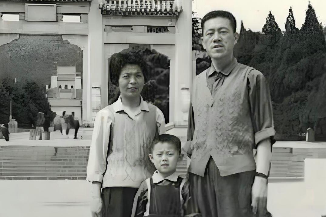 南京中山陵的一家三口1974